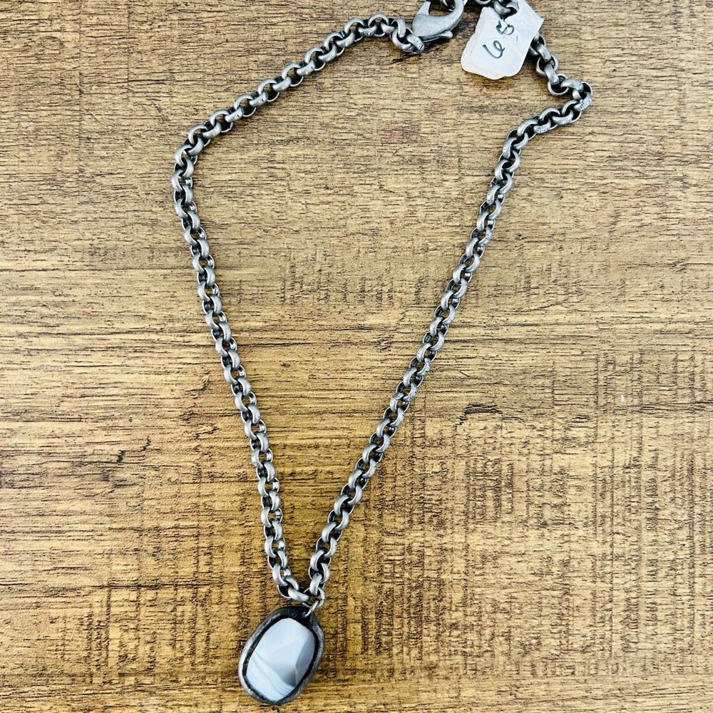 NECKLACE 14" SILVER METAL VINTAGE STYLE WITH AGATE GEMSTONE PENDANT; NEW;